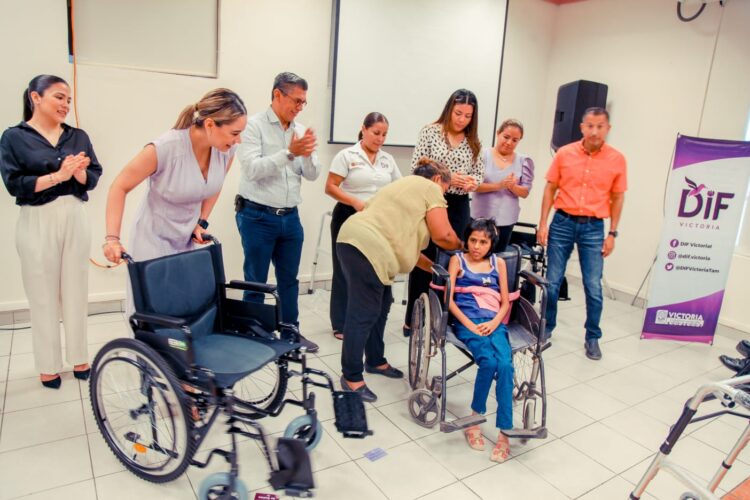 Entrega presidenta del DIF-Victoria aparatos de movilidad a familias victorenses.