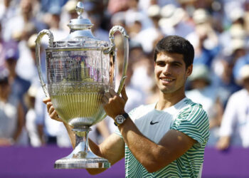 Carlos Alcaraz conquista Queen’s y recupera cima de ATP