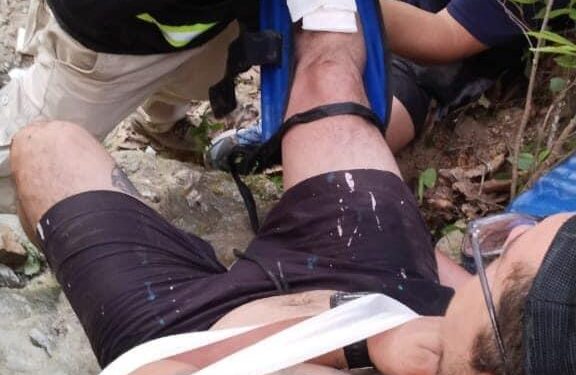 Motociclista se fractura pierna y hombro al caer a barranco en paseo Los Troncones