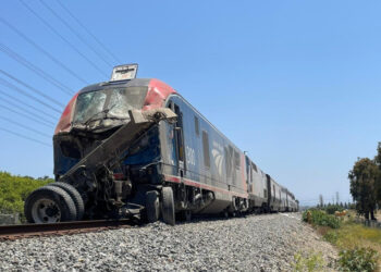 Se descarrilla tren con 190 pasajeros en las afueras de Los Ángeles; hay heridos