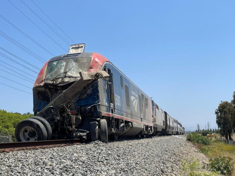 Se descarrilla tren con 190 pasajeros en las afueras de Los Ángeles; hay heridos