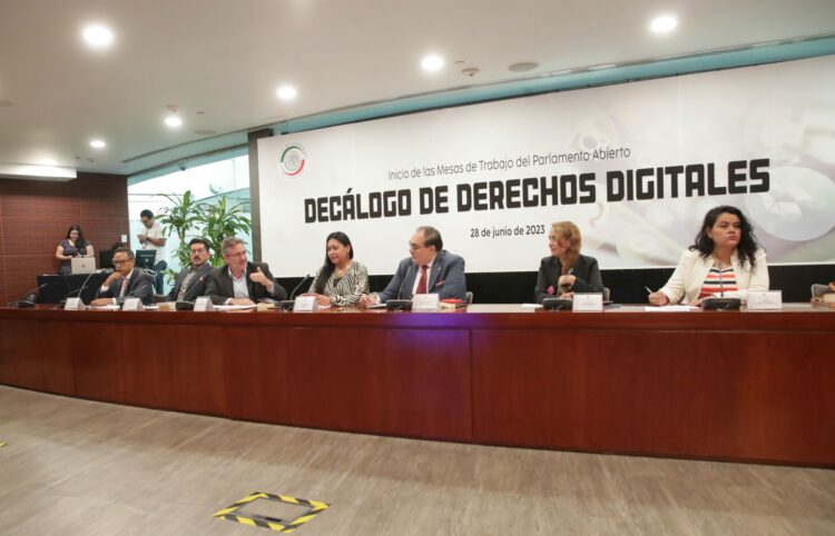 Demandan en el Senado de la República democratizar redes sociales en México