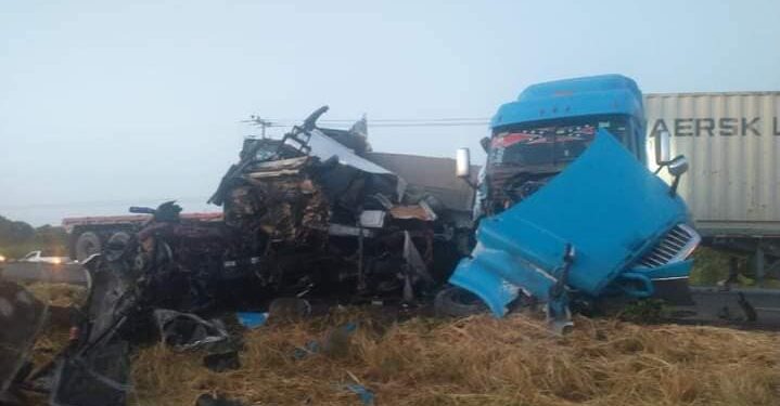 Choque frontal de tráileres en Km. 65 de la carretera Victoria-Monterrey, un muerto