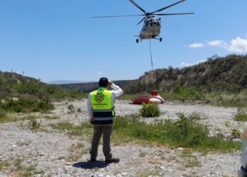 Helicóptero de la Fuerza Aérea Mexicana se suma al combate a incendio forestal en Jaumave