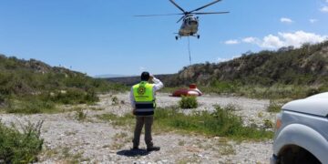 Helicóptero de la Fuerza Aérea Mexicana se suma al combate a incendio forestal en Jaumave