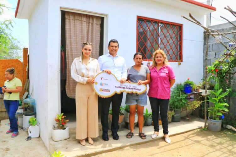 Entrega alcalde de Victoria dos viviendas de FISMUN en la Col. Marte R. Gómez
