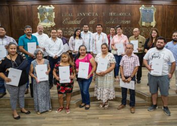 Alcalde Mario López entrega escrituras de INSUS a familias de varias colonias populares
