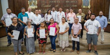Alcalde Mario López entrega escrituras de INSUS a familias de varias colonias populares