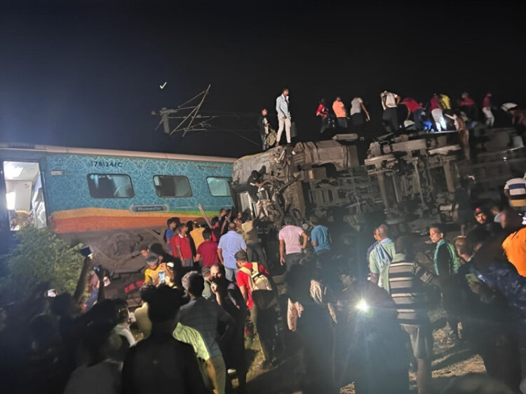 Accidente de trenes en India deja 50 muertos y más de 300 heridos