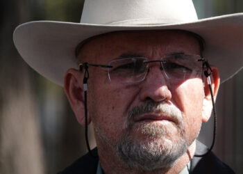 Hermano de Hipólito Mora amaga con tomar las armas en Michoacán si no hacen justicia