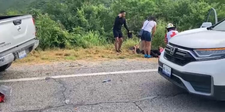 Choque frontal en vieja carretera a Tula deja siete personas heridas