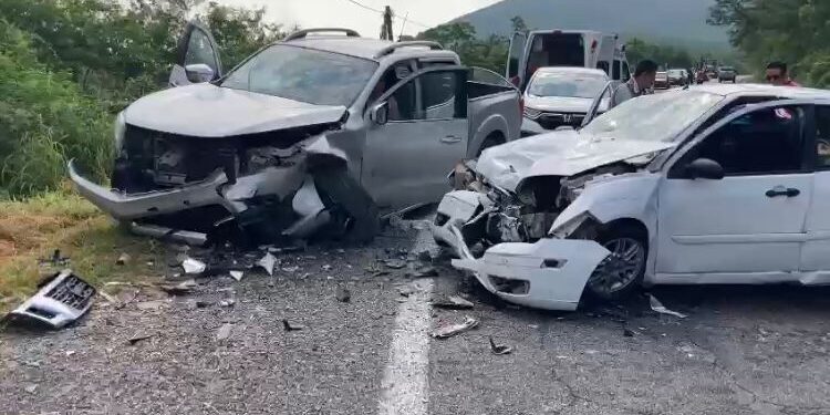 Choque frontal en vieja carretera a Tula deja siete personas heridas