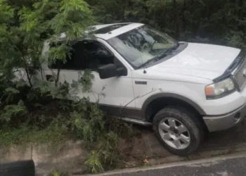 Camioneta derrapa y estuvo a punto de volcar