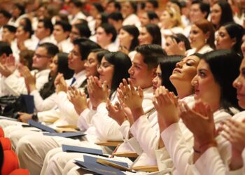 Egresan 221 profesionistas de la Facultad de Medicina Tampico de la UAT 