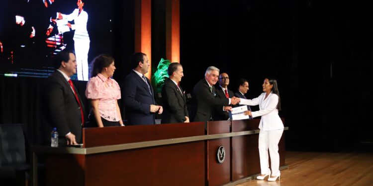 Egresan 221 profesionistas de la Facultad de Medicina Tampico de la UAT 