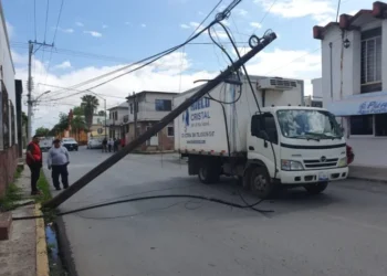 Camión jala cables y derriba poste de la CFE en calle 22 y Bravo