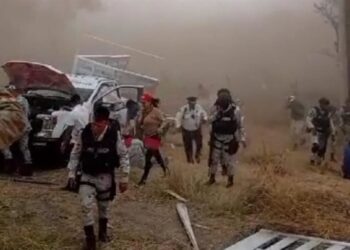 Aparatoso choque entre tráiler y camioneta de la Guardia Nacional