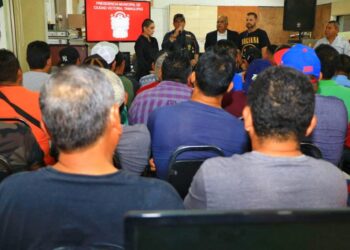 Capacitan a choferes para nuevos camiones recolectores de basura en Victoria