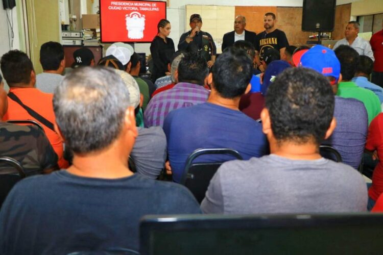 Capacitan a choferes para nuevos camiones recolectores de basura en Victoria