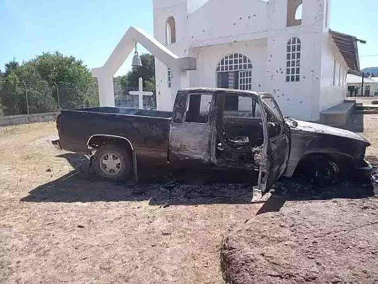 Rafaguean  iglesia en la sierra de Chihuahua y dejan hombre decapitado