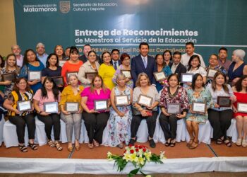 Reconocen en Matamoros a maestras y maestros con 30 y 40 años de servicio