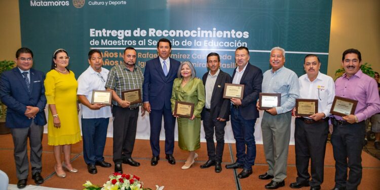 Reconocen en Matamoros a maestras y maestros con 30 y 40 años de servicio