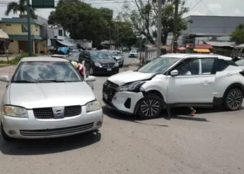 Choque deja tres heridos frente a tienda City Club