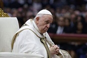 Papa Francisco es operado de urgencia en Roma por obstrucción intestinal