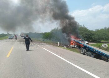 Fuego arrasa con tráiler en carretera frente a Llera