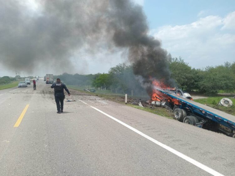 Fuego arrasa con tráiler en carretera frente a Llera