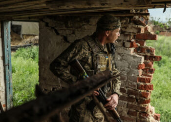 Ucrania lucha contra inundaciones y retoma la iniciativa en el frente