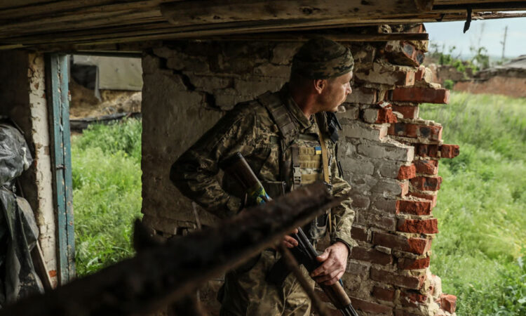 Ucrania lucha contra inundaciones y retoma la iniciativa en el frente