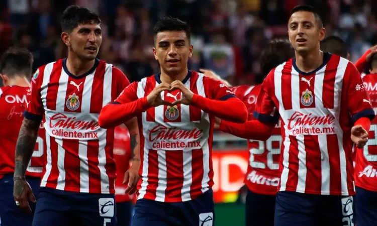 Guadalajara rompe tradición y ficha al portero español Óscar Whalley