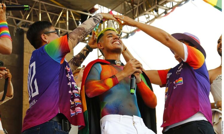 Johnny Caz es coronado como el Príncipe de la Marcha de la Diversidad Monterrey