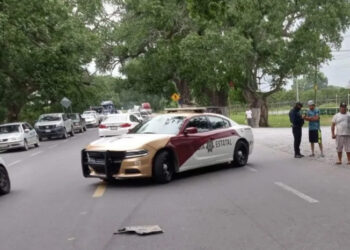 Muere motociclista al ser impactado por camioneta