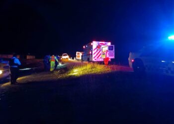 Un muerto y dos heridos al volcar camioneta de Nuevo León en ruta Victoria-Tampico