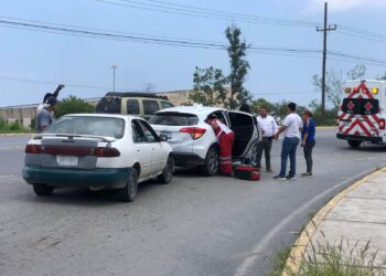 Distraído conductor causa aparatoso choque