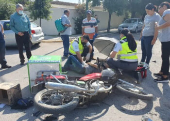 Motociclista herido al estrellarse contra automovil