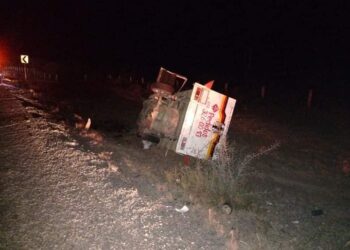 Pipa de gas se estrella con tráiler y vuelca