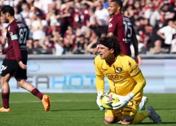 El PSG busca arrebatar a Guillermo Ochoa de la Salernitana con una oferta millonaria