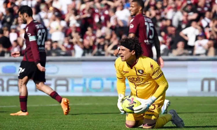 El PSG busca arrebatar a Guillermo Ochoa de la Salernitana con una oferta millonaria