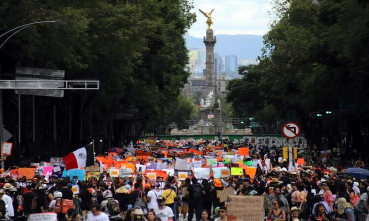 Activistas en pro de los animales marchan sobre Paseo de la Reforma