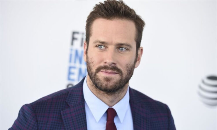 Fiscalía de Los Ángeles desestima cargos de violación y agresión sexual contra Armie Hammer