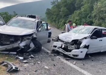 Choque frontal en vieja carretera a Tula deja siete personas heridas
