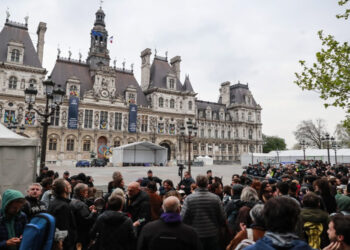 Protestas contra la reforma de pensiones inundan las calles francesas