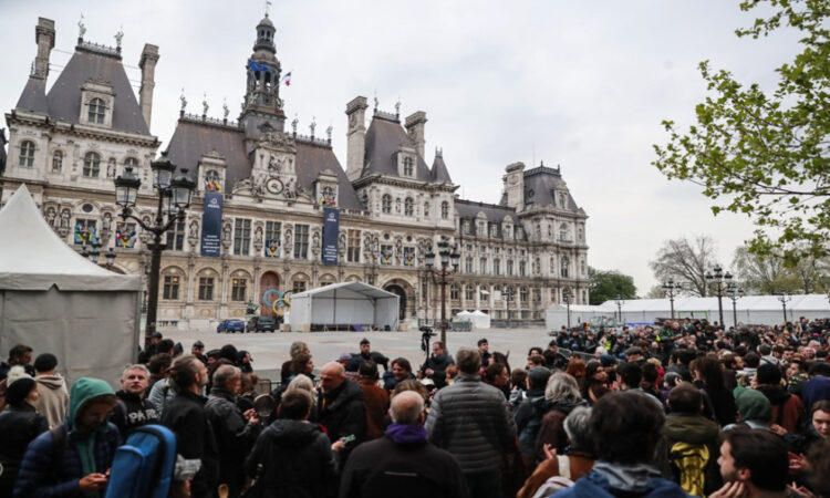 Protestas contra la reforma de pensiones inundan las calles francesas