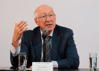 Ken Salazar advierte que fentanilo chino podría haber matado a 25 millones de personas