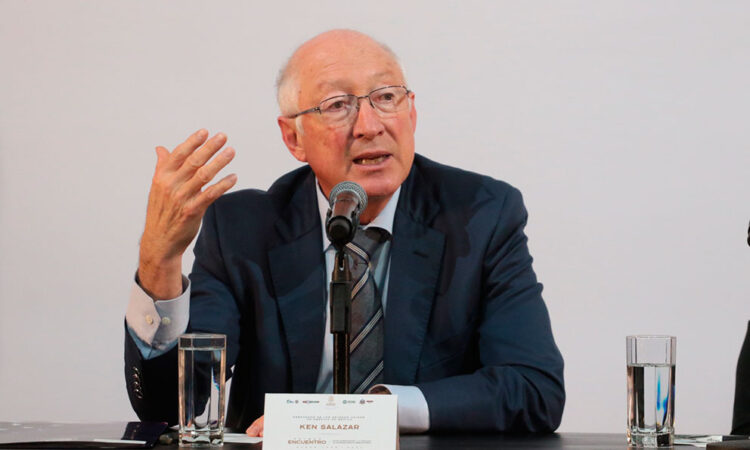 Ken Salazar advierte que fentanilo chino podría haber matado a 25 millones de personas