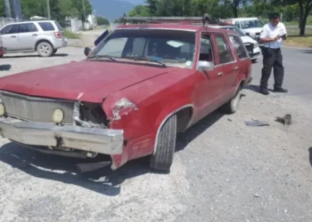 Causa choque por distraído