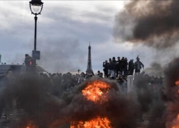 Francia despliega 11 mil policías ante protestas contra reforma de las pensiones